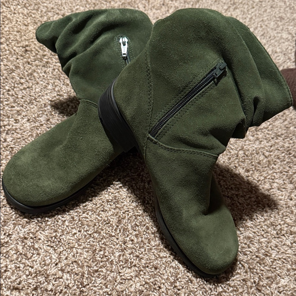 Martino Olive Green Suede Ankle Boots (8M) - EUC!